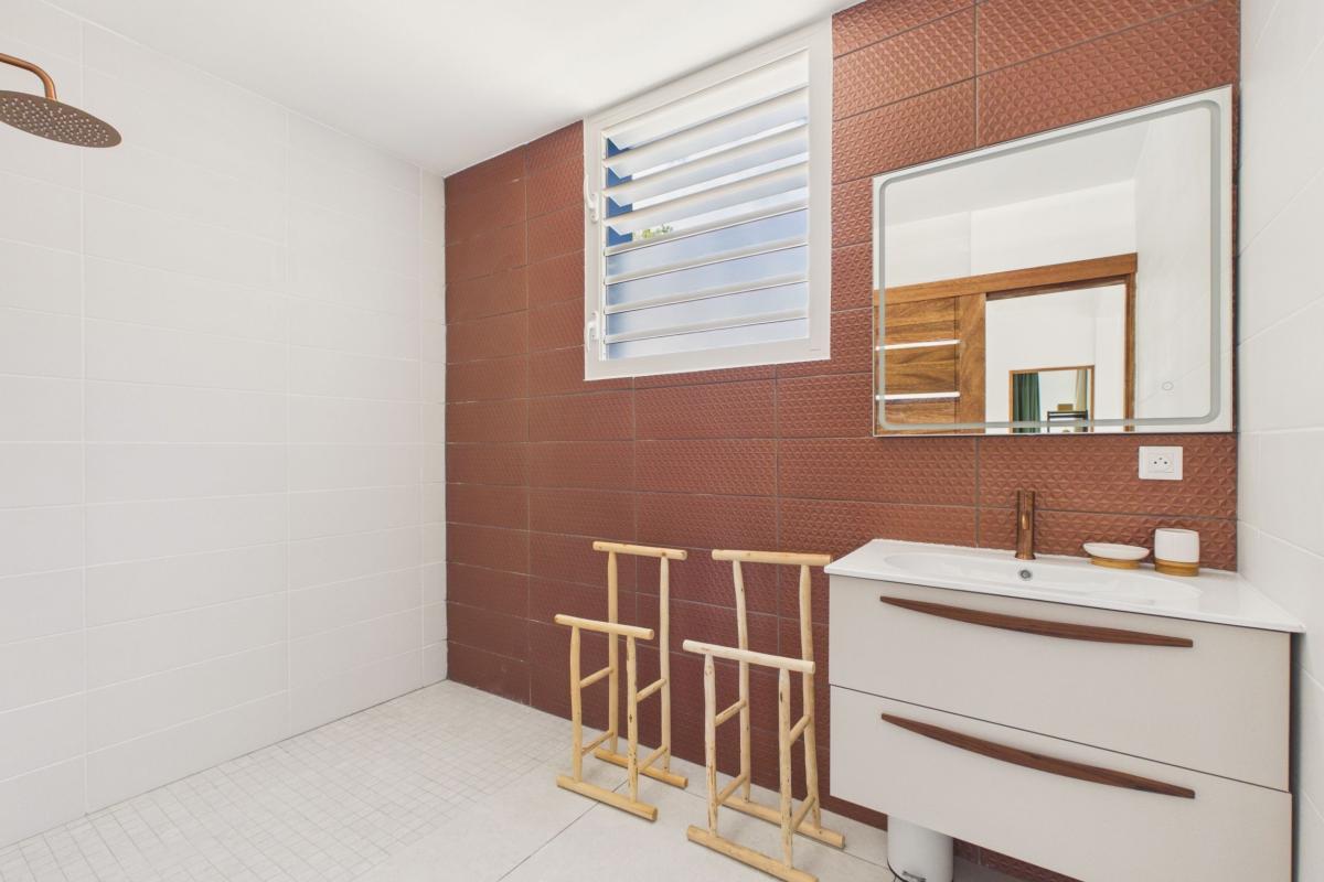 Location villa tout à pied 8 couchages Martinique - salle de douche 1bis étage 1